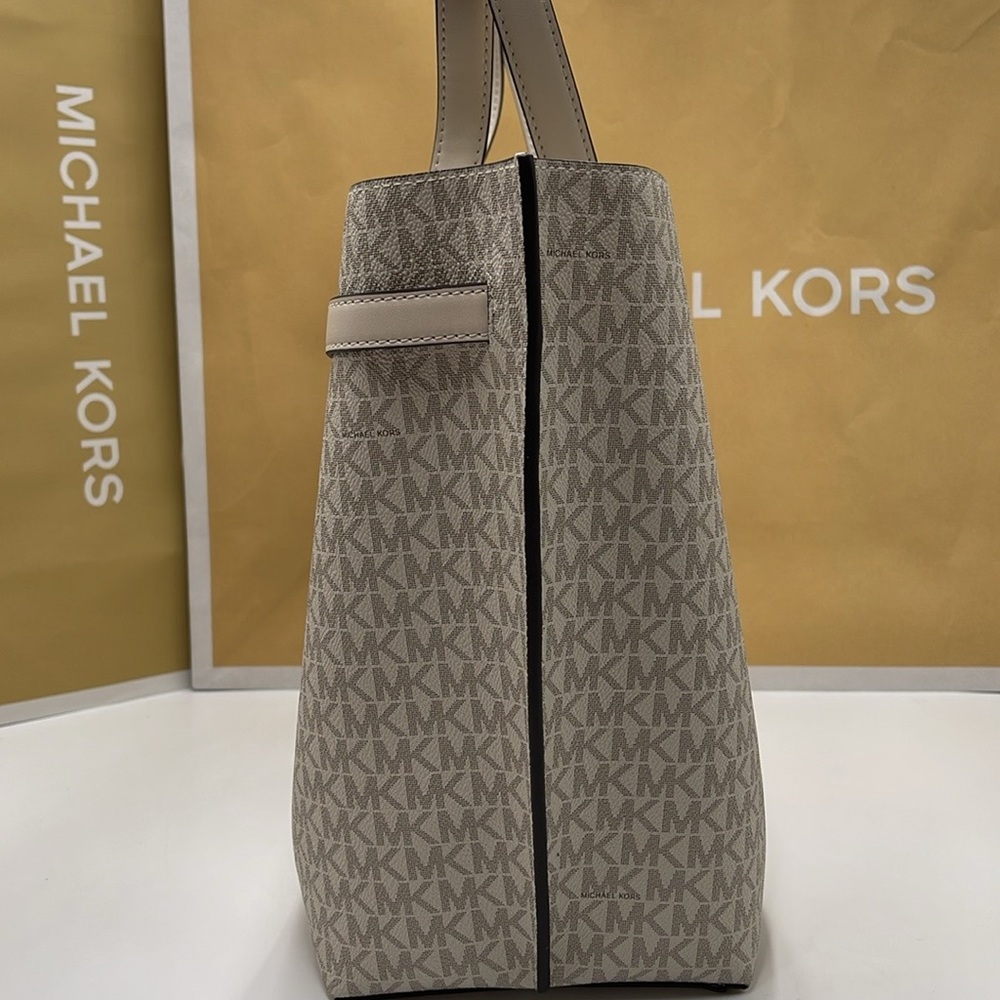 Michael Kors Emilia Large Logo Tote Bag 
COLOR LT CRM MULTI
NWT - Picture 5 of 16